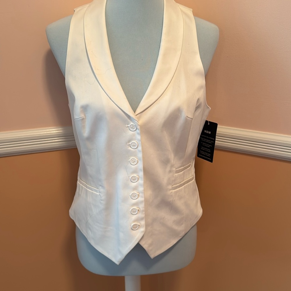 White vest with collar